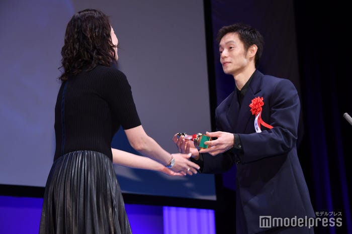 トロフィーを受け取る窪田正孝(C)モデルプレス