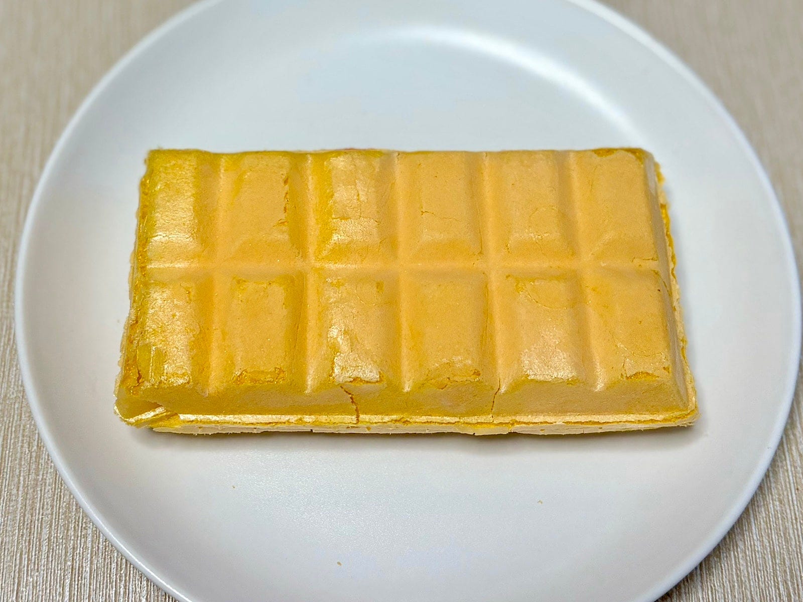 モナカの中には、2種類のアイス、いちごソース、いちごチョコが入っています