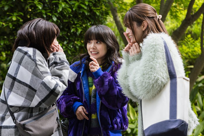 清野菜名、岸井ゆきの、生見愛瑠「日曜の夜ぐらいは…」第4話より(C)ABCテレビ