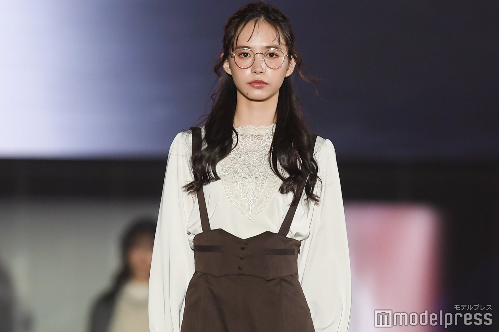 「仮面ライダーゼロワン」井桁弘恵、丸メガネでレトロガーリーに お嬢様コーデで登場＜関コレ2021A／W＞