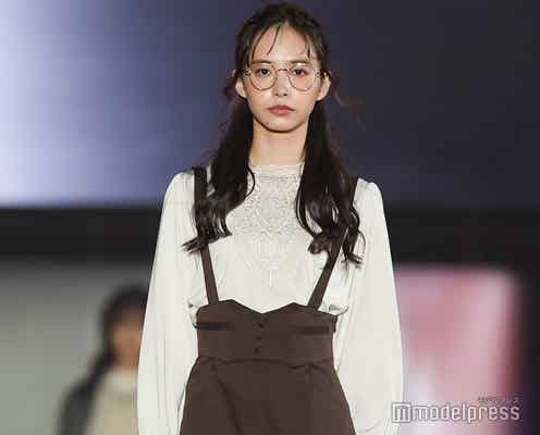 「仮面ライダーゼロワン」井桁弘恵、丸メガネでレトロガーリーに お嬢様コーデで登場<関コレ2021A/W>