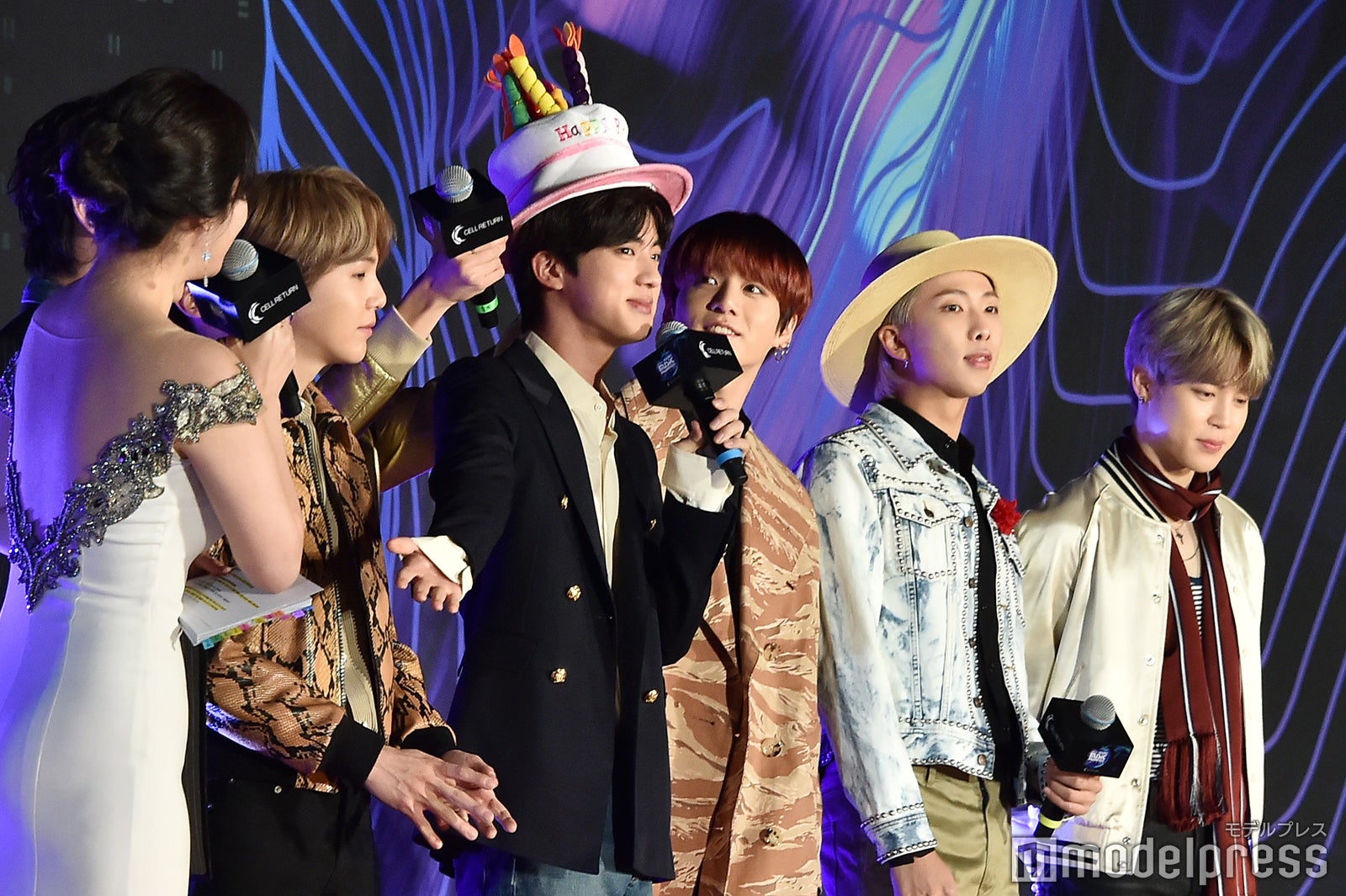 JINに帽子をプレゼント （C）モデルプレス