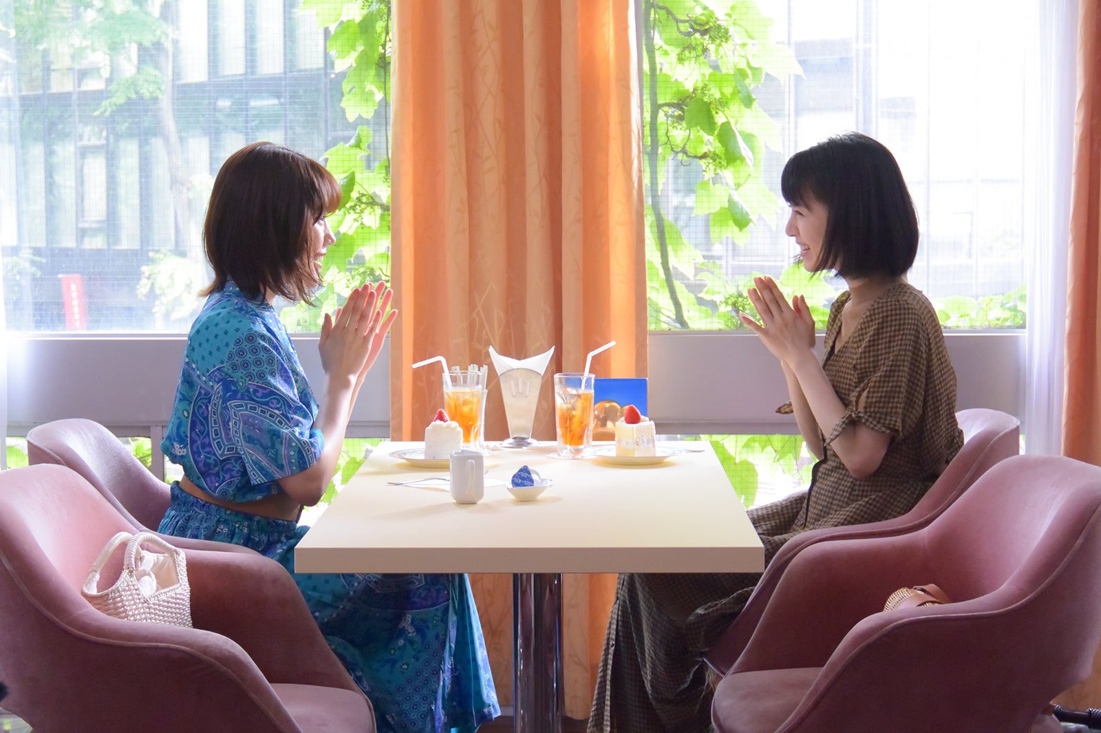 有村架純、浜辺美波／メイキングカット（提供画像）