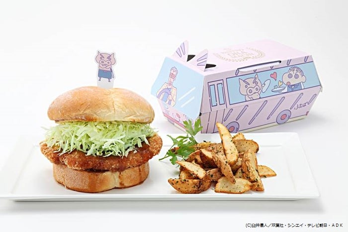 大金星!!黄金のぶりぶり豚カツバーガー 海苔ノリフライドポテト付き (C)臼井儀人/双葉社・シンエイ・テレビ朝日・ADK