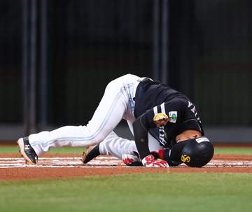 ソフトバンク・今宮 左肩付近への死球で負傷交代 膝をつき悶絶 謝る伊藤に手を挙げて対応もベンチ裏へ