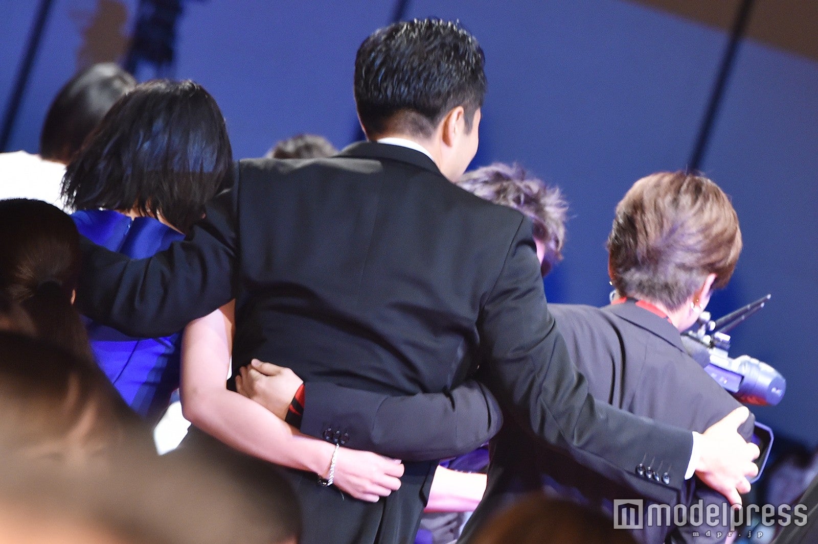 肩を組んで会場を後にした桜庭ななみ、落合賢監督、岩田剛典 （C）モデルプレス