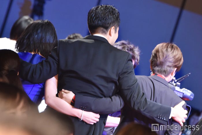 肩を組んで会場を後にした桜庭ななみ、落合賢監督、岩田剛典 (C)モデルプレス