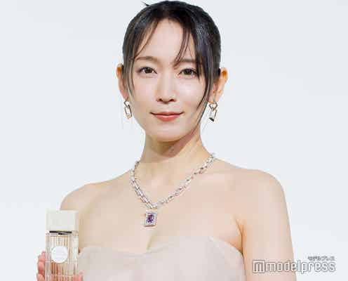 吉岡里帆、総額6000万円超えジュエリー輝くデコルテ見せドレスで登場【TASAKI HAUTE PARFUMERIE EVENT】