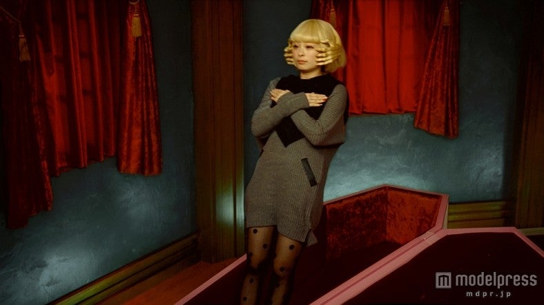 きゃりー扮する“きゃりーかむかむ”／「g.u.」新CM「ファッションモンスター the ファイナル」篇より