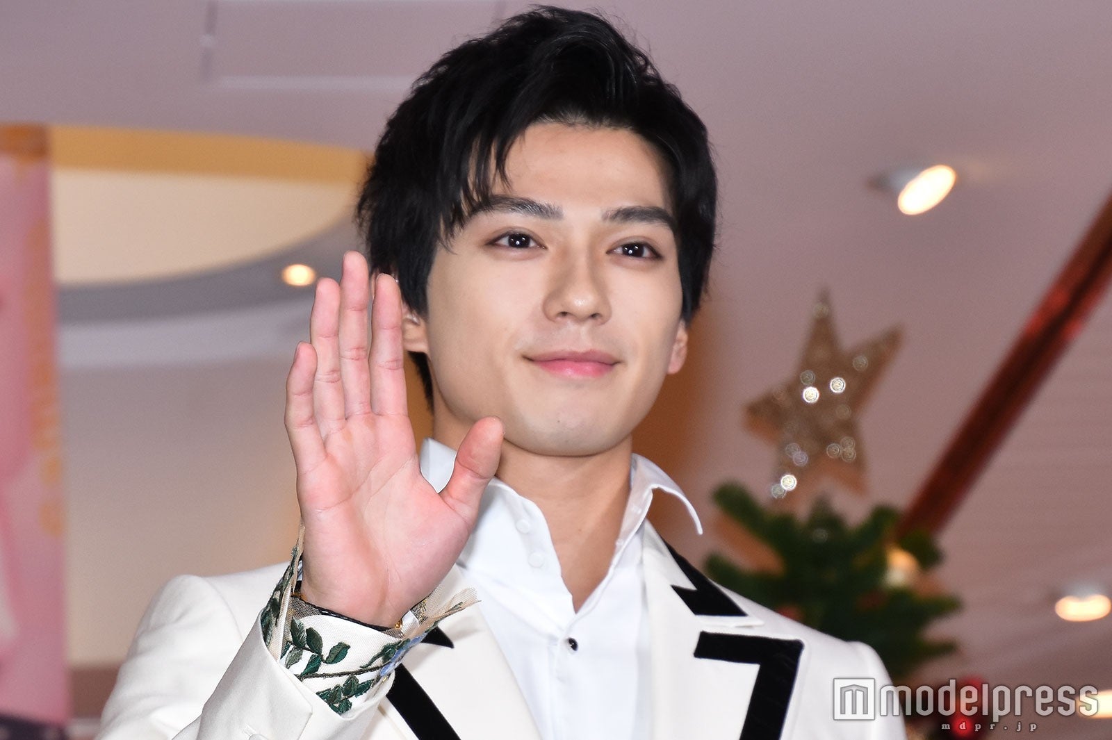 ファンに手を振る新田真剣佑 （C）モデルプレス
