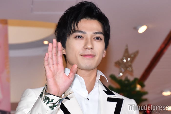 ファンに手を振る新田真剣佑 (C)モデルプレス
