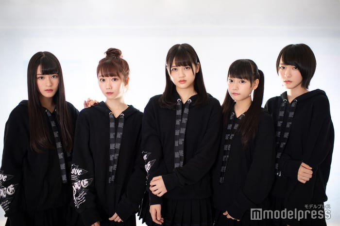 =LOVE(左から)佐々木舞香、大谷映美里、高松瞳、齊藤なぎさ、野口衣織 (C)モデルプレス