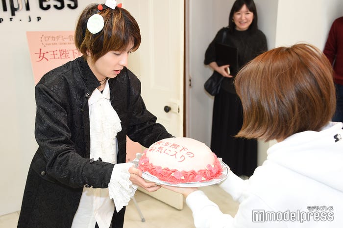 夢屋まさるからケーキが贈呈!(C)モデルプレス