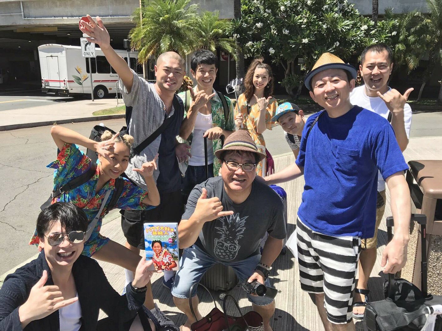 （前列左から）吉村 崇（平成ノブシコブシ）、カンニング竹山、有吉弘行、青山テルマ、あばれる君、庄司智春（品川庄司）、足立梨花、西堀 亮（マシンガンズ）、とにかく明るい安村 （C）フジテレビ