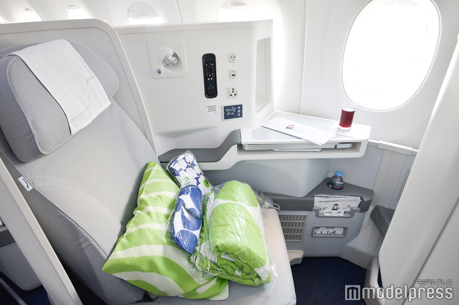 ビジネスクラスならフルフラットシート （C）モデルプレス