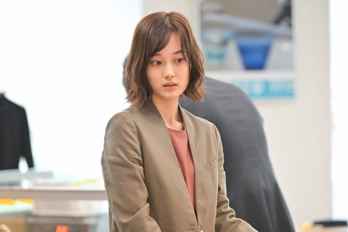 山下美月「着飾る恋には理由があって」第2話より(C)TBS