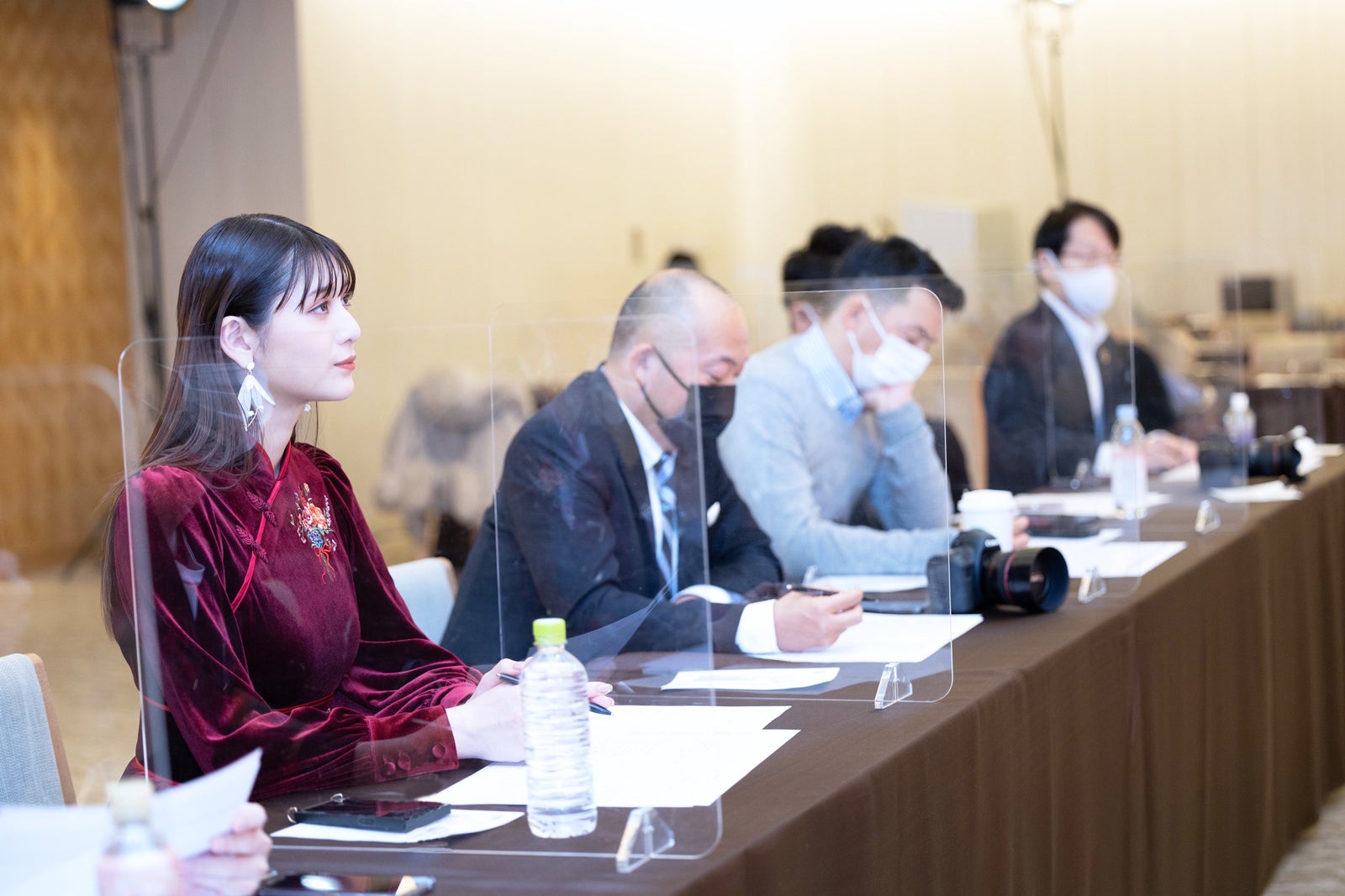 （左） アンジェラ芽衣（C）瑞麗