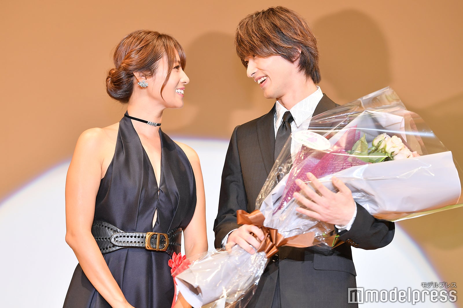 見つめ合う深田恭子、横浜流星（C）モデルプレス