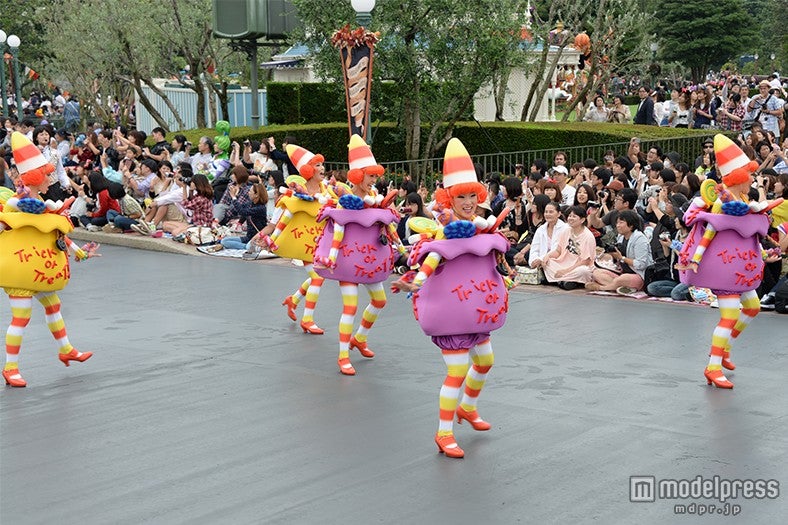 華やかなパレード「ハッピーハロウィーンハーベスト」