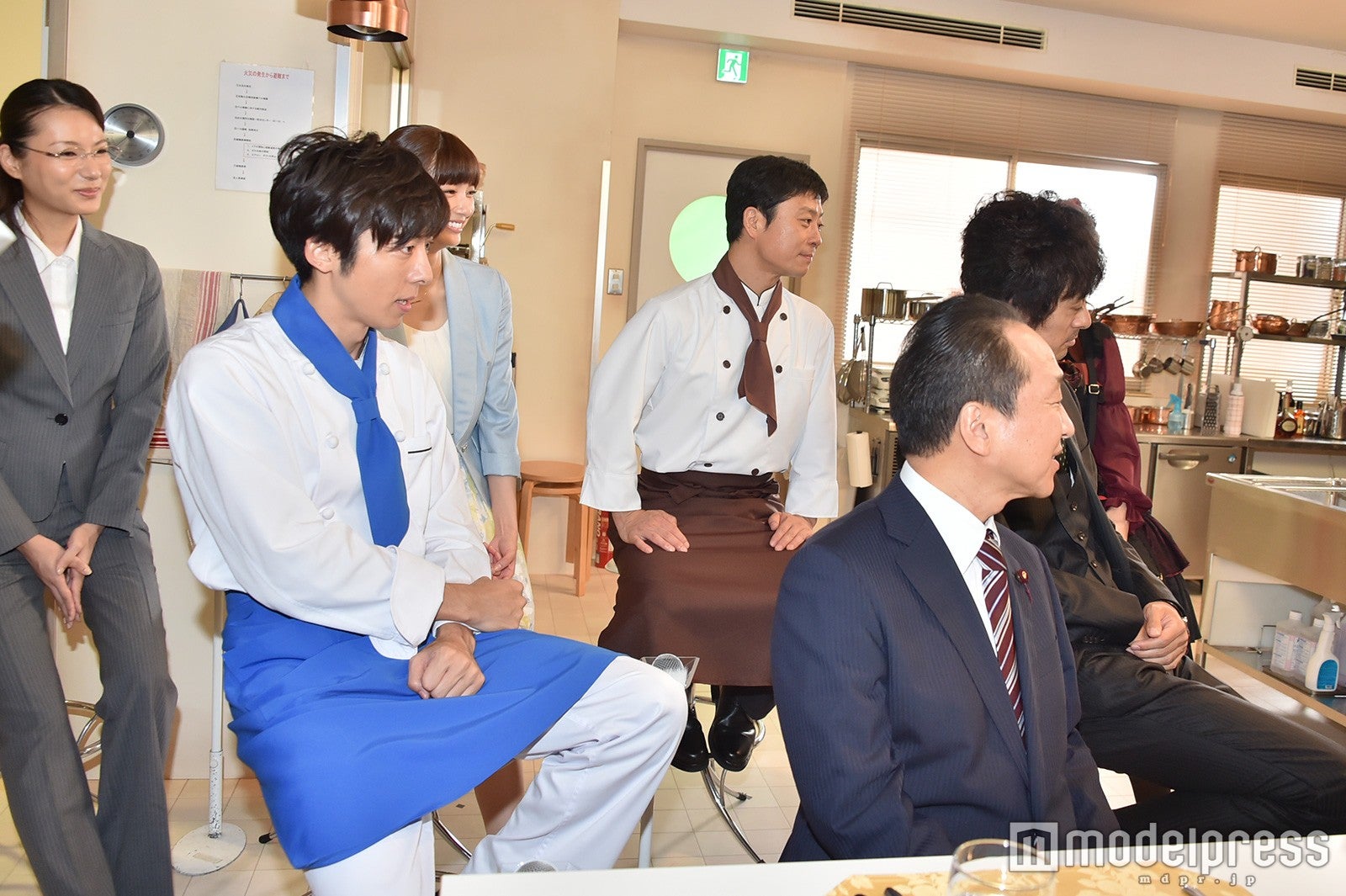 剛力の調理を見守るキャスト陣（C）モデルプレス