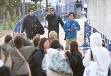 日本ハム・新庄監督「跳び上がった跳び上がった。めちゃくちゃうれしかった」 古巣復帰右腕からのXマスプレゼントに感激したと明かす