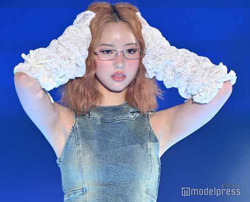 中町綾、メタルフレームの眼鏡×ウェービーヘアが強烈インパクト【GirlsAward 2024 S/S】