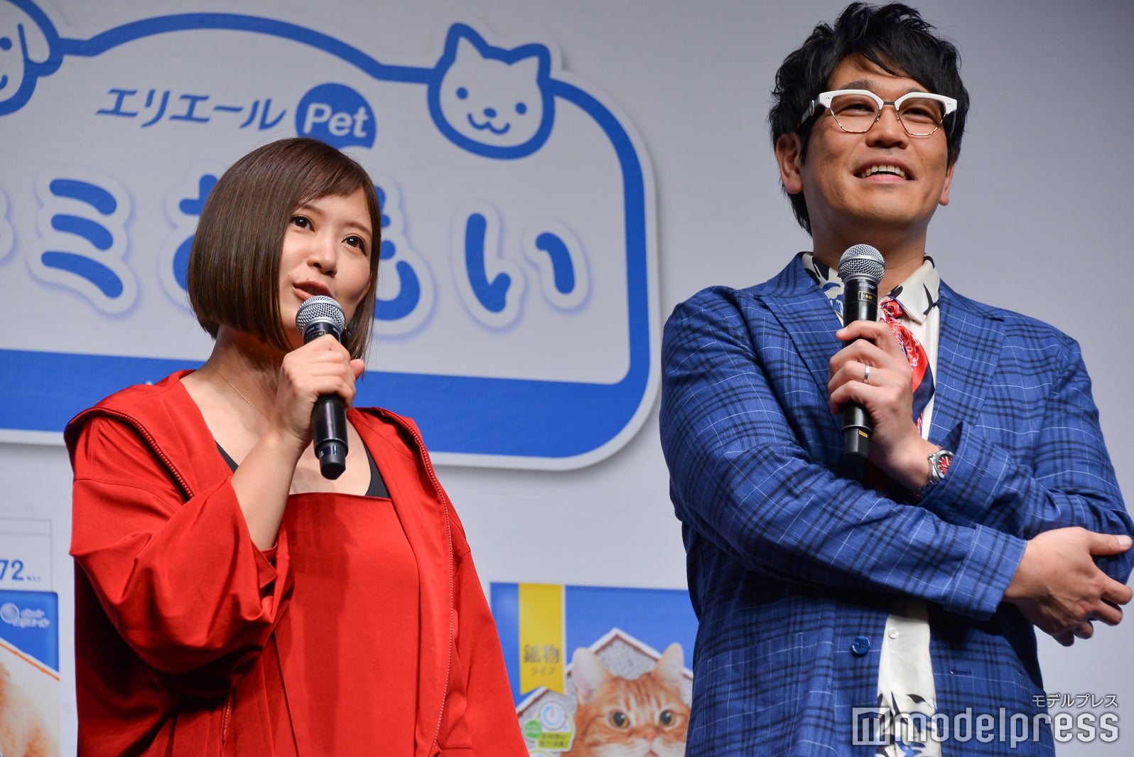 （左から）絢香、古坂大魔王（C）モデルプレス