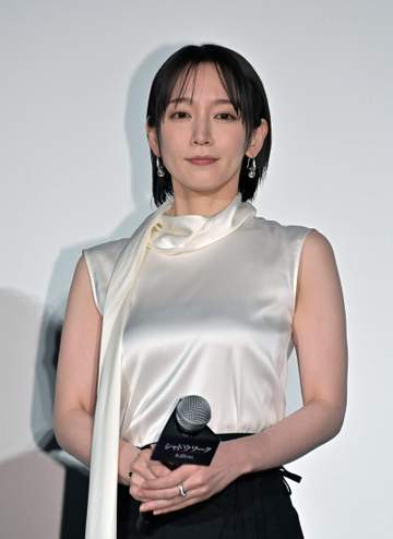 吉岡里帆が登壇 「尊い」話題の白×黒エレガント服に注目→えっ？！めるるが5月に同じコーデ イタリア発高級ブランドの上質感際立つ