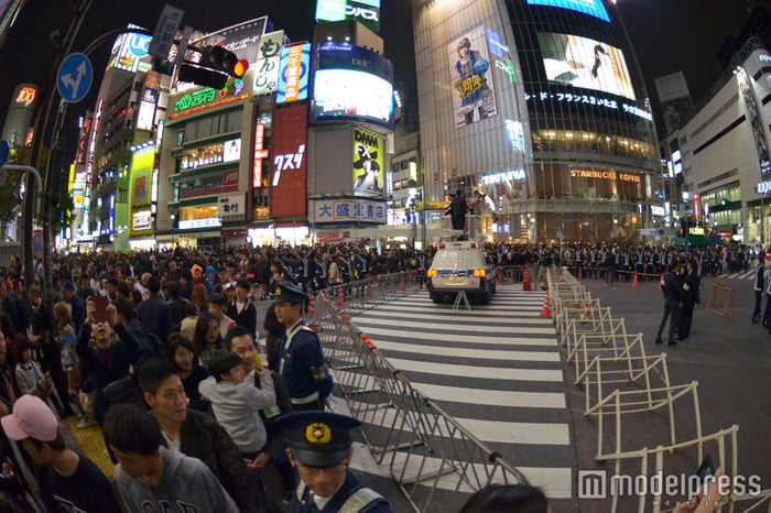 ハロウィン 渋谷に 歩行者天国 出現 コス集団大殺到で通行規制 モデルプレス