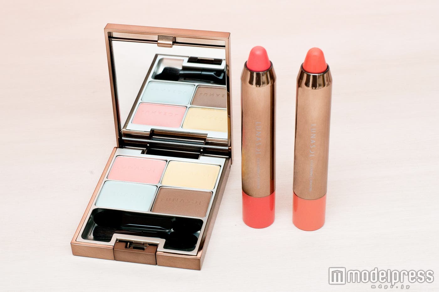ルナソル マカロングロウアイズEX01 Milky(限定色)、ルナソル カラーリングクレヨン01 Berry Pink・02 Natural Orange(C)モデルプレス