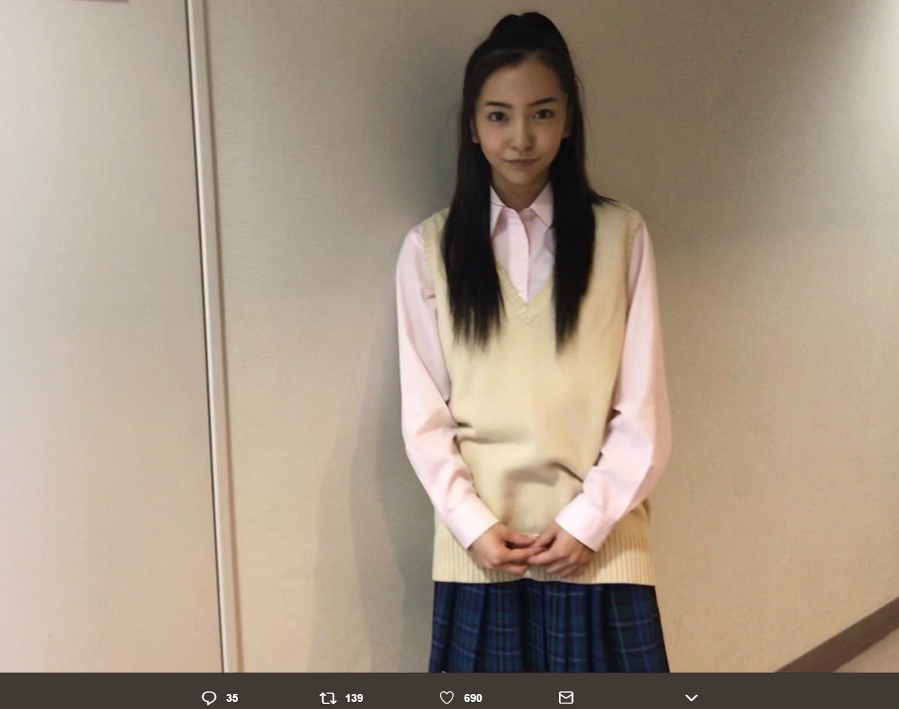 板野友美、女子高生の制服姿を公開「JK似合う」「可愛い」と絶賛の声