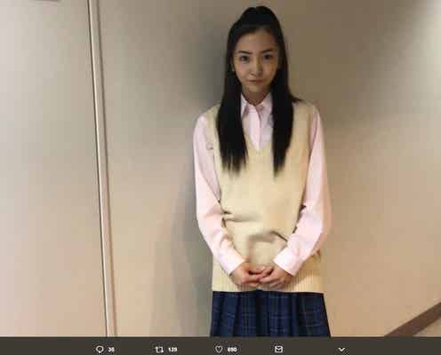 板野友美、女子高生の制服姿を公開「JK似合う」「可愛い」と絶賛の声