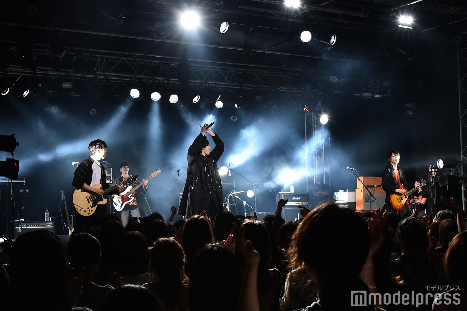 ライブパフォーマンスがスタート （C）モデルプレス