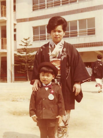 ジミー大西、“そっくりすぎる”母親との幼少期ショット公開「AIかな？と」「可愛い」