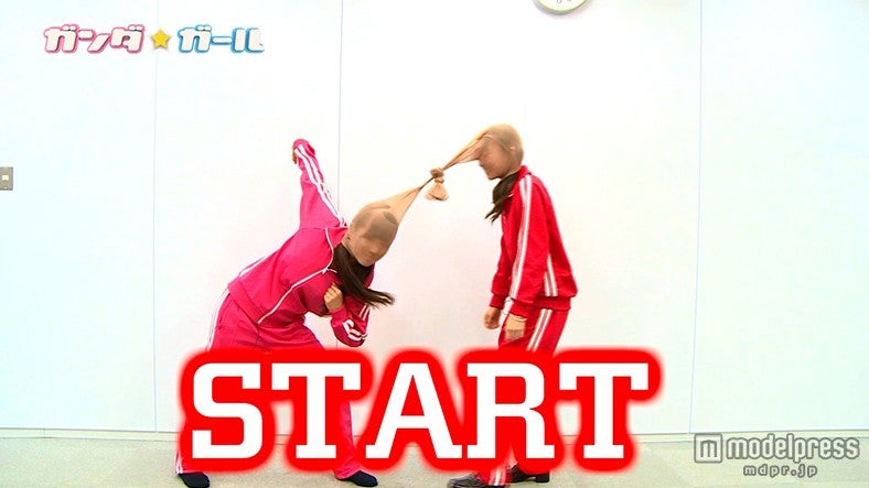 10代モデルが「ストッキング相撲」でガチ対決中