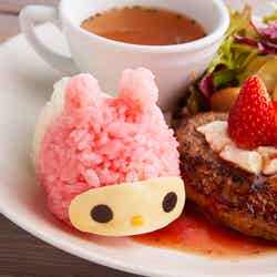 マイメロディのいちごソースのハンバーグ ドリンク付¥1,780(税抜)(C)’76,’79,’84,’88,’96,’16 SANRIO APPR.NO.S574208(C)watabemanabu/M-Loop