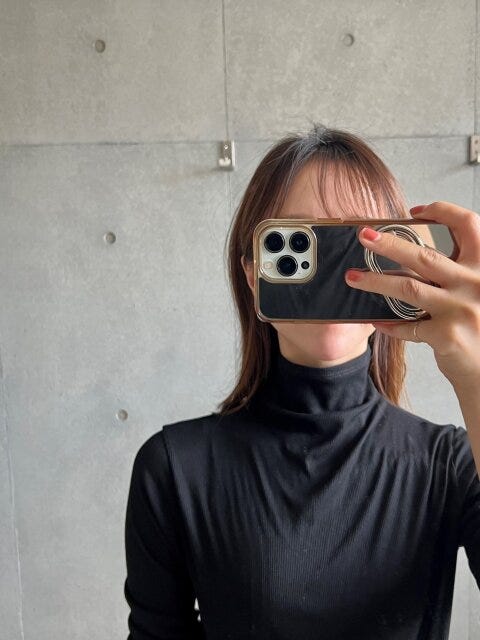 ユニクロ　シアージャージータートルネックT　シンプルな首周り