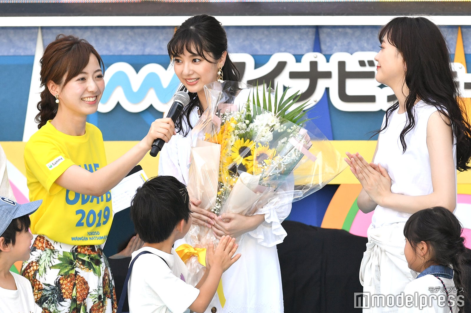 （中央）新川優愛 （C）モデルプレス