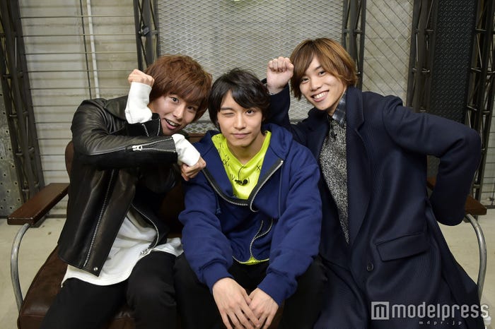 卍ポーズを披露する正木郁&太田将熙、完璧なウィンクを決める松岡広大 (C)モデルプレス
