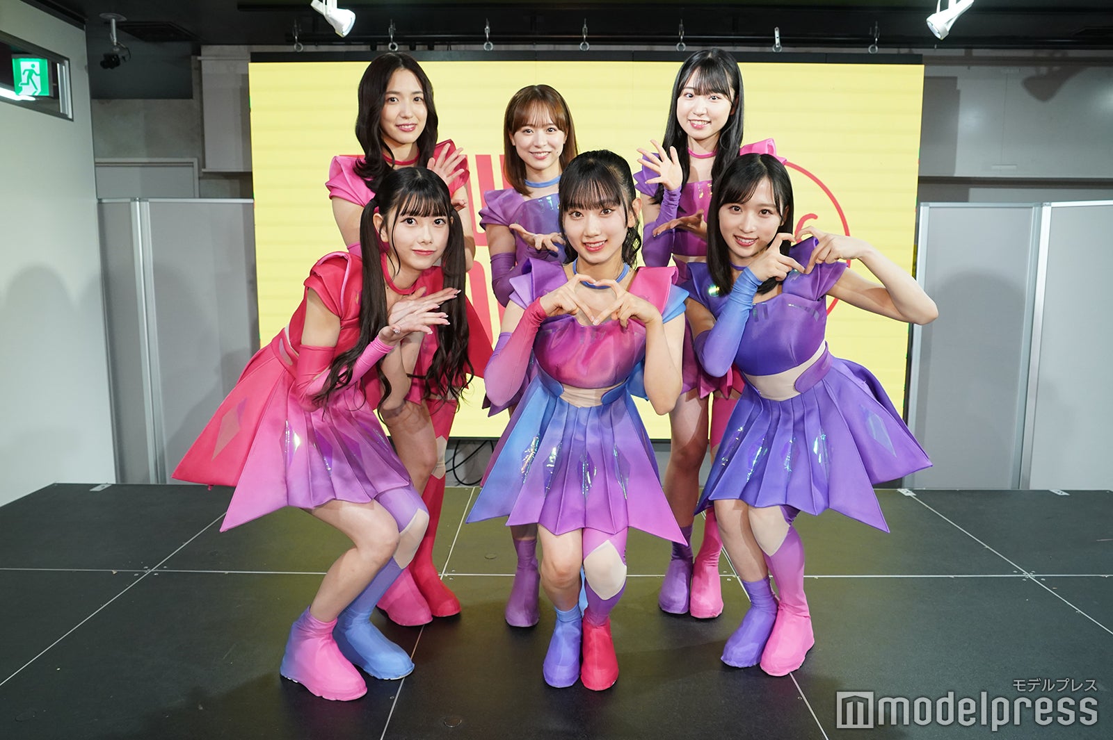 （前列左から）ERII（千葉恵里）、SURRY（徳永羚海）、YUI YUI（小栗有以）（後列左から）MIU（下尾みう）、NARU（倉野尾成美）、ZUCKY（山内瑞葵）（C）モデルプレス