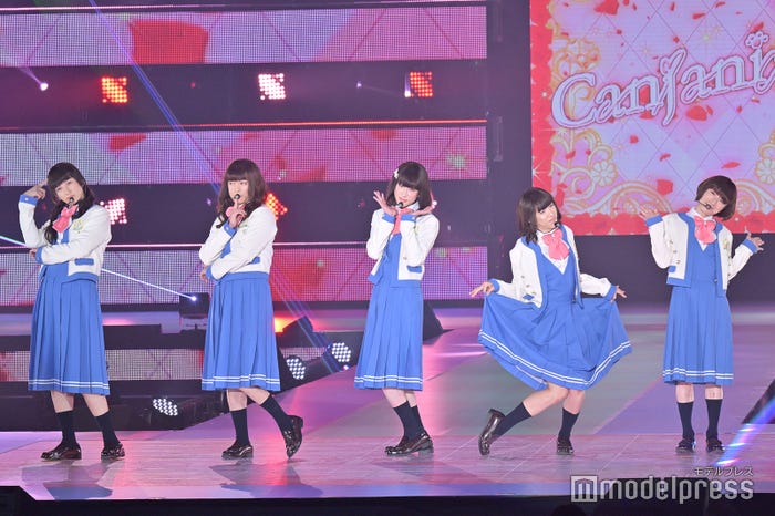 キュートにポーズを決めるキャンジャニ∞/(左から)倉子、丸子、横子、村子、安子(C)モデルプレス