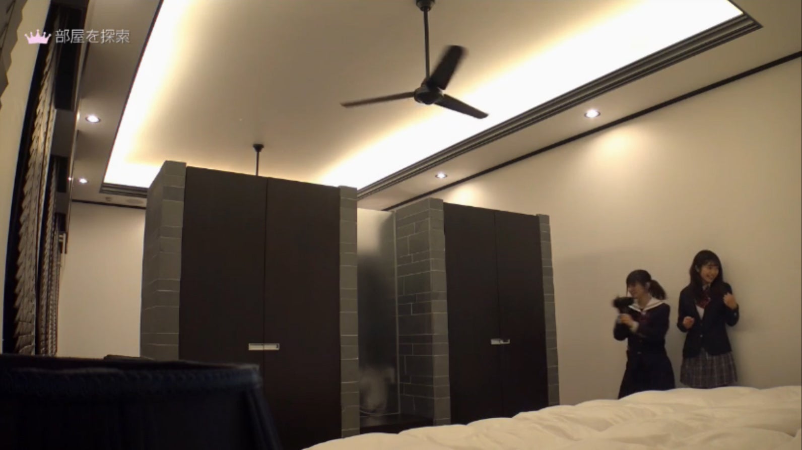 ラグジュアリーな部屋に訪れる千尋＆りおちょんペア「女子高生ミスコンFINALIST～ハレトキドキＪＫ～」より（提供画像）