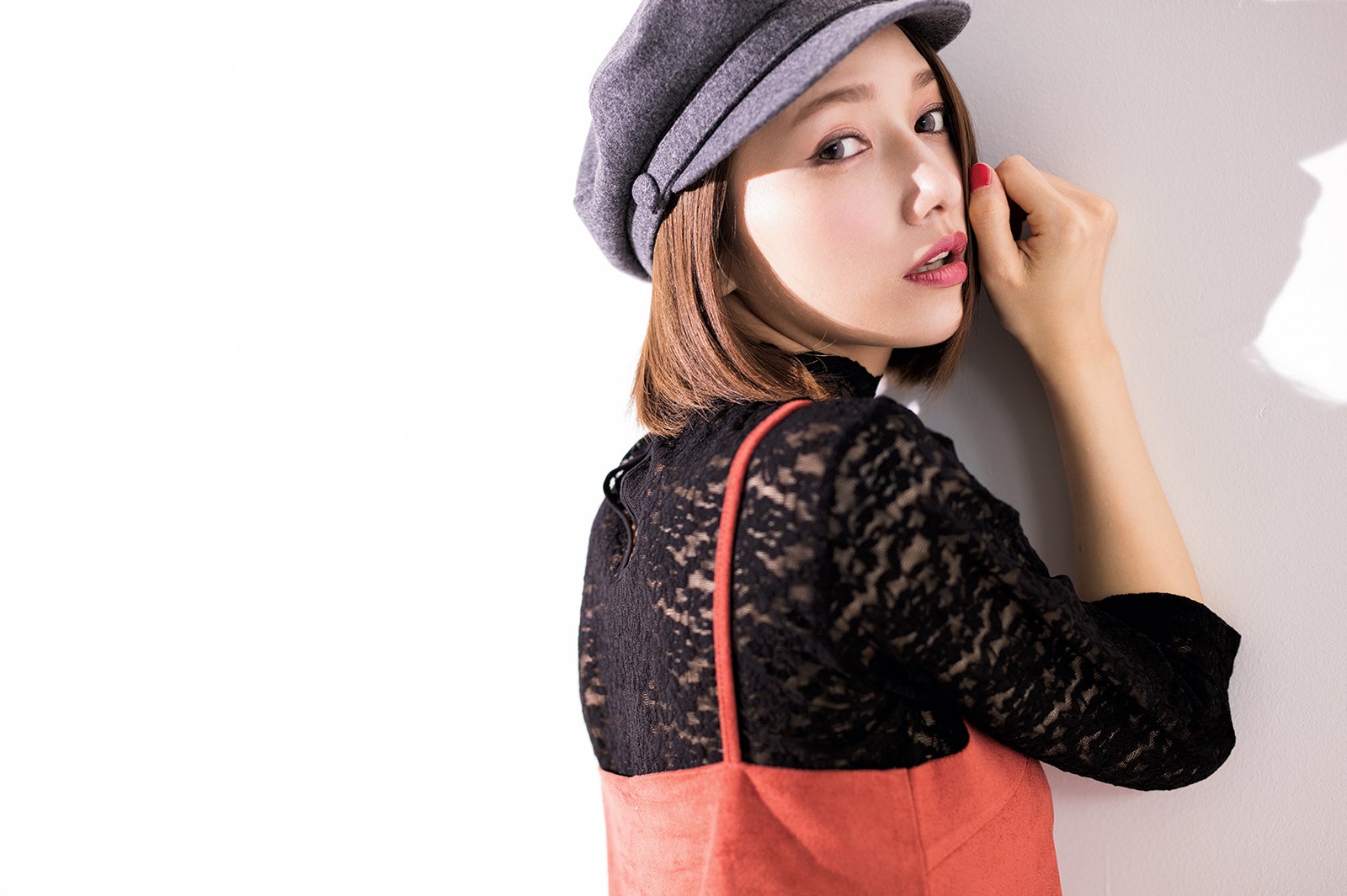 レースのカットソーを着こなした後藤真希（画像提供：セブン＆アイ出版）