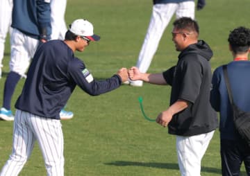 侍ジャパン 阪神・森下が“背番号3”で練習 仲良し同級生のシャツ着用 午後から初実戦「5番・左翼」で先発出場