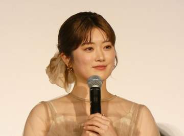 元乃木坂・樋口日奈 歩くたびに揺れる透け感ドレスで会場魅了 怖がる共演俳優の代わりにカメムシ退治→「本当にご迷惑を」ww