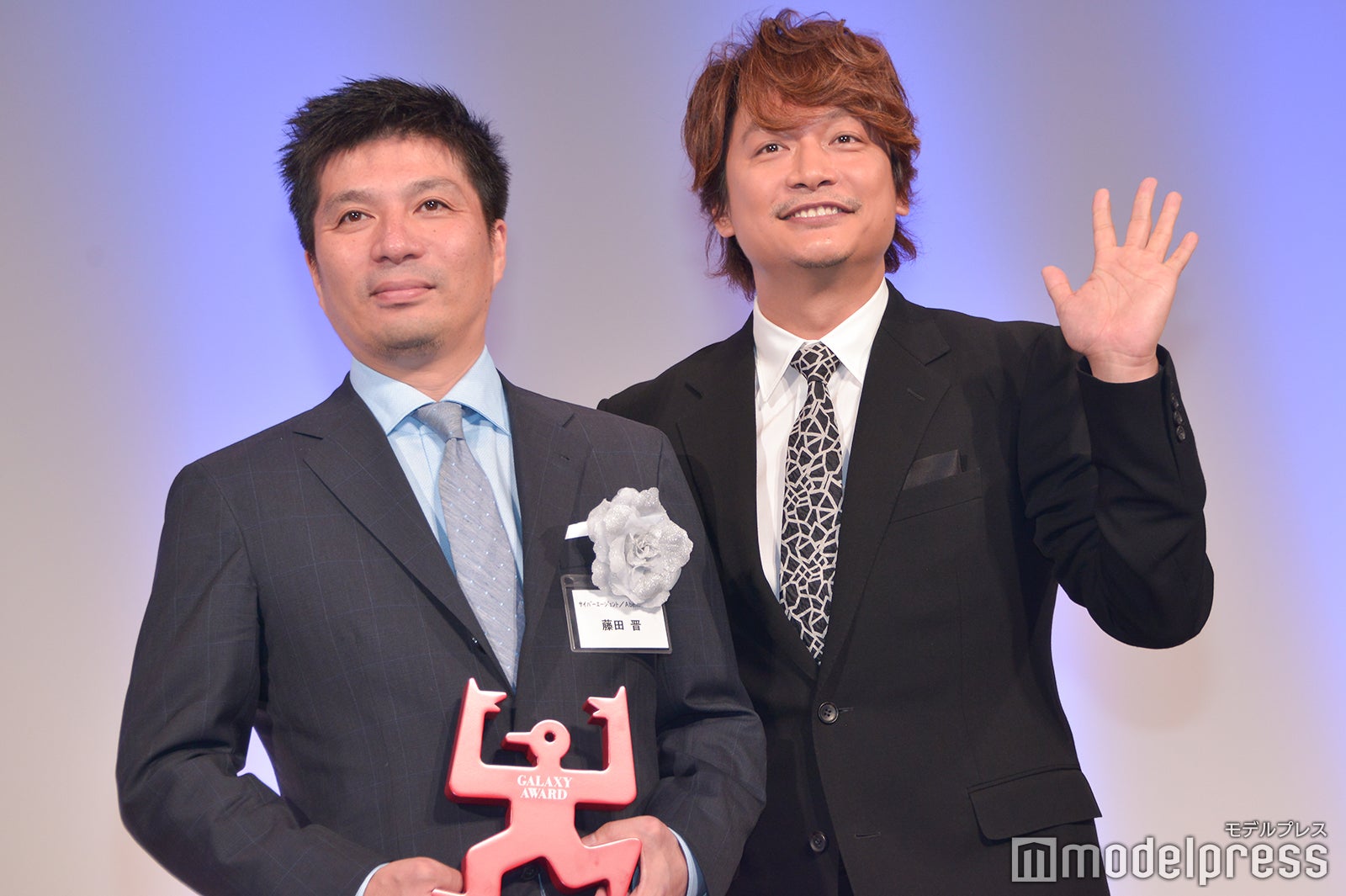 藤田晋氏、香取慎吾 （C）モデルプレス