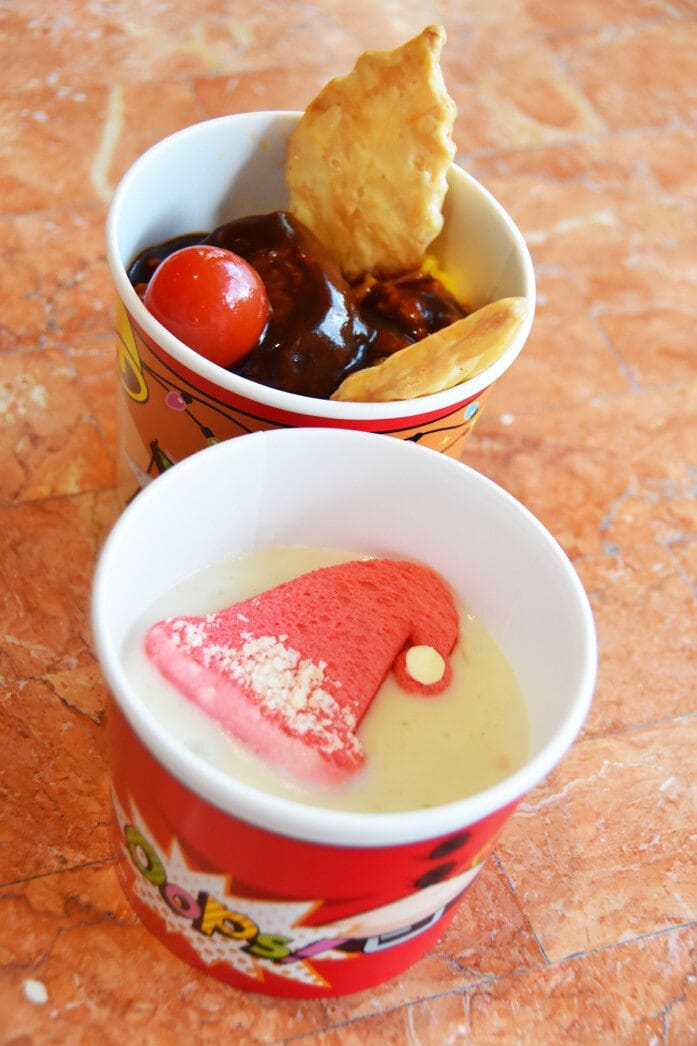 食いしんぼうサンタのチキンクリームチャウダー 700円（手前）、赤鼻トナカイのハンバーグデミオムライス 850円（奥）。「NO LIMIT! マーケット」にて販売