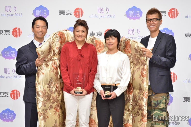 左から：西川産業・西川社長、伊調馨選手、小原日登美選手、おちまさと氏