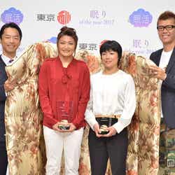 左から:西川産業・西川社長、伊調馨選手、小原日登美選手、おちまさと氏