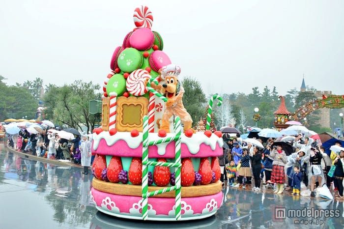 雨天バーションの「ディズニー・サンタヴィレッジ・パレード」